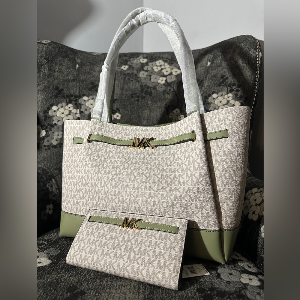 Michael Kors Reed tote and wallet SET